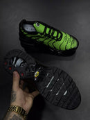 NIKE AIR MAX PLUS TN MUDA DE COR - PTO VERDE
