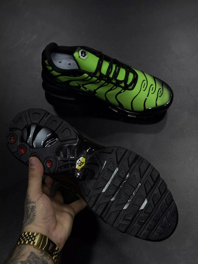 NIKE AIR MAX PLUS TN MUDA DE COR - PTO VERDE