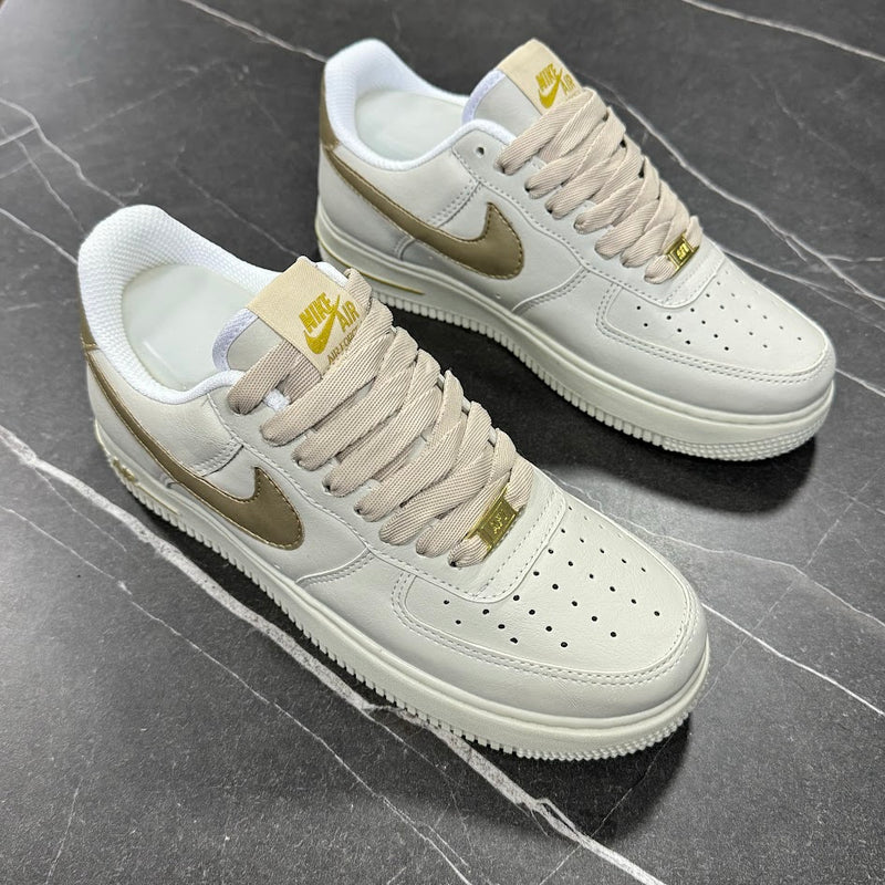 NIKE AIR FORCE 1 GOLD - NATURAL OURO