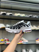 AIR MAX PLUS TN - BRANCO PRETO
