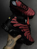 NIKE AIR MAX PLUS TN MUDA DE COR - PTO VERMELHO
