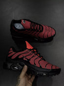 NIKE AIR MAX PLUS TN MUDA DE COR - PTO VERMELHO