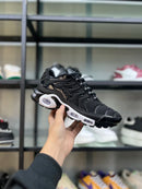 NIKE AIR MAX PLUS TN - PTO BCO VERMELHO