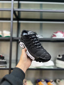 NIKE AIR MAX PLUS TN - PTO BCO VERMELHO