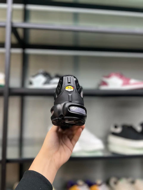 NIKE AIR MAX PLUS TN - PTO BCO VERMELHO