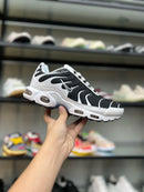 AIR MAX PLUS TN - BRANCO PRETO