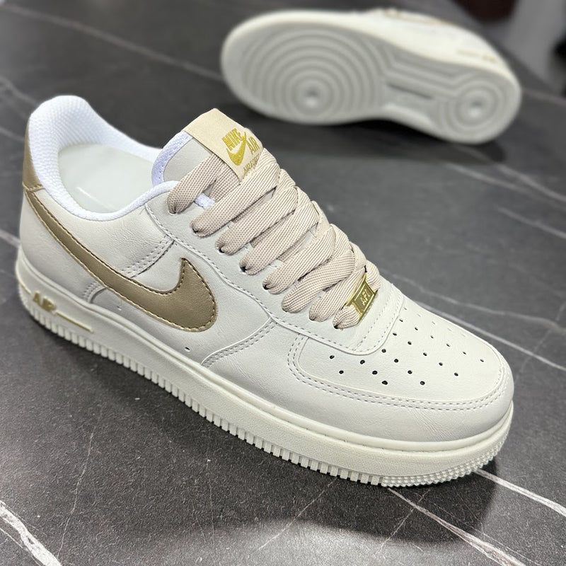 NIKE AIR FORCE 1 GOLD - NATURAL OURO